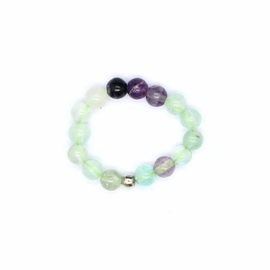 Dettaglio dell'anello elastico con perline in fluorite naturale da 4mm e cristalli colorati