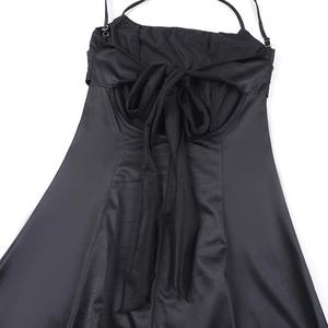 Détail de la robe de soirée élégante en satin noir montrant le nœud au dos et la découpe