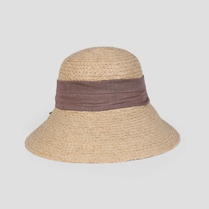 Vue détaillée de la texture en raphia et du ruban de satin marron sur le chapeau d'été