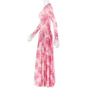 Détail d'une robe rose à imprimé fleuri avec manches longues et jupe plissée