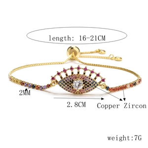 Détail d'un bracelet œil protecteur ajustable avec zircons colorés et placage en or