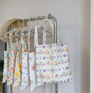 Collection de sacs fourre-tout en coton avec imprimés fleurs et motifs de dessins animés