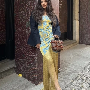 Ärmelloses Kleid mit Ethno-Print, gelb-blauen Blumenmustern und goldenem Fransen-Saum