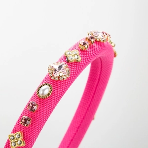 Serre-tête tricoté rose avec cristaux colorés et perles sur montures dorées