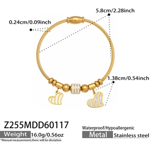 Detailansicht eines goldenen Edelstahl-Kabelarmbands mit Herzanhängern und Maßen