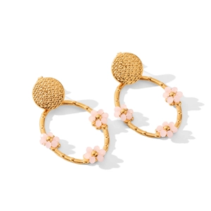 Détail des boucles d'oreilles en acier doré 18K avec pendentif fleur en résine rose