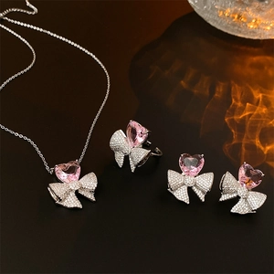 Vue détaillée de l'ensemble bijoux argent avec cœurs roses et nœuds en zircone