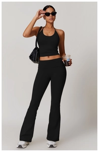 Détail de l'ensemble de yoga noir avec débardeur dos nu et pantalon évasé pour sport