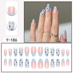 Set di 24 unghie finte a mandorla con punte French blu e decorazioni floreali varie