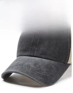 Detail einer Vintage-Baseballkappe in Schwarz mit fester Krempe und atmungsaktivem Mesh-Netz