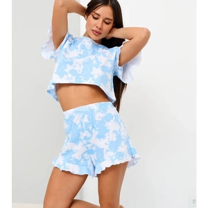 Completo casual estivo due pezzi da donna con stampa tie-dye e bordi con volant sulle maniche