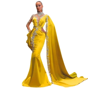 Elegante gele zeemeermin avondjurk met satijnen cape en details van lovertjes
