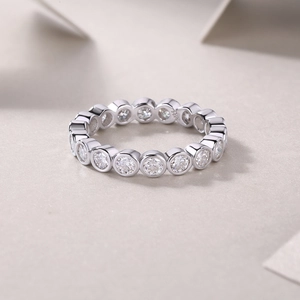 Macro shot of S925 sterling silver ring featuring full circle moissanite inlay design