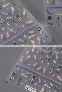 Détails macro d'autocollants à ongles gaufrés avec motifs attrape-rêves et plumes