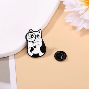 Mignonne épinglette en émail chat noir et blanc avec loupe et fermoir en caoutchouc noir