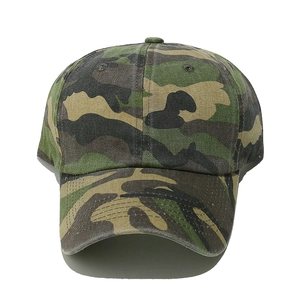 Gros plan de la casquette de baseball camouflage avec œillets d'aération et texture en toile