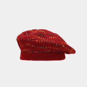 Détail d'un béret en laine rouge avec texture mouchetée multicolore et maille épaisse