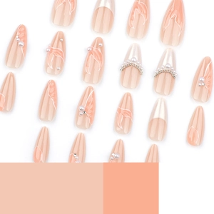 Faux ongles amande en rose nude avec perles, chaînes argentées et détails de flammes 3D