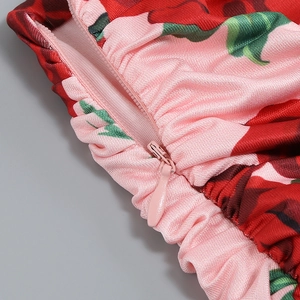 Gros plan d'une robe fleurie rose montrant la fermeture éclair invisible et le tissu fin