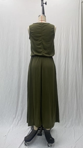 Achteraanzicht van legergroene mouwloze jumpsuit met wijde pijpen op een mannequin