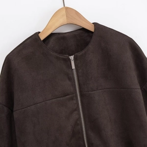 Giacca baseball in finto camoscio marrone scuro con girocollo e zip metallica