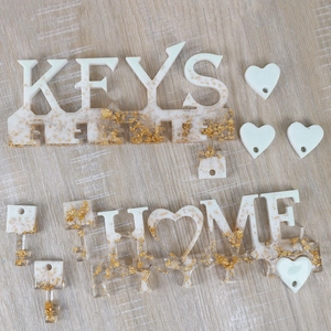 Detaillierte Ansicht der DIY-Harzformen für Schlüsselhalter mit Goldfolie und Schrift