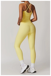 Dettaglio completo completo yoga giallo con reggiseno incrociato e leggings a vita alta