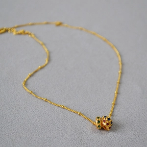 Collier vintage en laiton doré à la française avec dentelle et zircons de couleur
