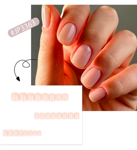Detalle de uñas postizas rosa nude translúcidas en forma cuadrada corta con brillo