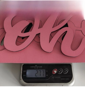 Détail d'une enseigne décorative rose découpée au laser pesant exactement 277 grammes