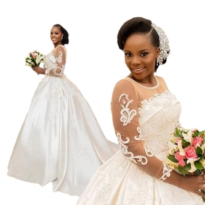 Abito da sposa a principessa con maniche lunghe ricamate in pizzo e gonna in raso