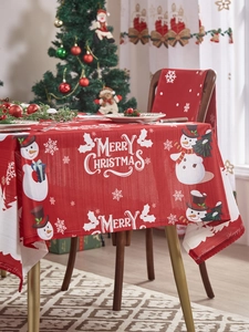 Detail van rood kersttafelkleed met sneeuwpopmotieven en Merry Christmas tekst