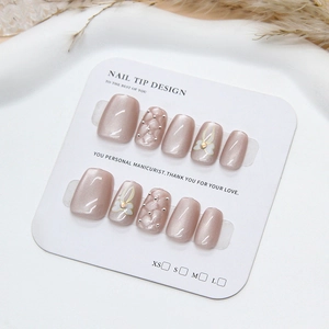 Faux ongles Cat Eye rose avec motifs de losanges 3D et nœuds, forme carrée courte chic