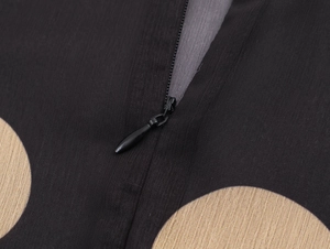 Détail de la fermeture éclair invisible sur robe en mousseline à pois beiges