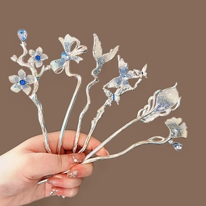 Ensemble d'épingles à cheveux traditionnelles avec accents de fleurs et papillons bleus