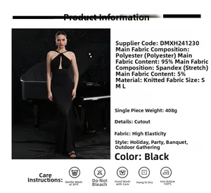 Détail de la robe licou noire élégante avec coutures en perles et découpe frontale