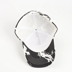 Vue intérieure de la casquette tie-dye en coton avec doublure 100% coton et boucle métal