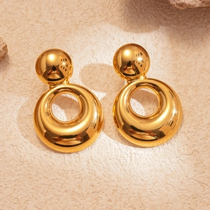 Vue détaillée des boucles d'oreilles rondes creuses en acier plaqué or 18 carats