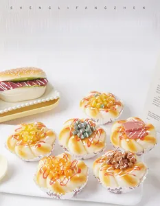 Dettaglio ravvicinato di calamite da frigo a forma di pane con texture realistica di insalata