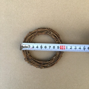 Detailaufnahme der Messung eines 10 cm Natur-Reisigkranzes mit einem Maßband