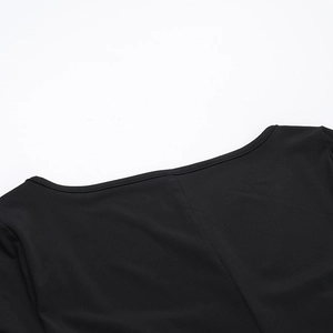 Détail du col carré et des coutures sur une robe noire élégante à manches longues