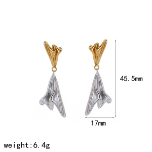 Détail de boucles d'oreilles bicolores montrant les dimensions 45,5 mm de long et 17 mm