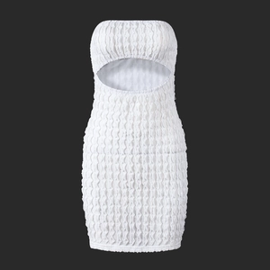Détail de la robe bustier blanche avec tissu texturé 3D et découpe à la taille