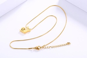 Detailansicht goldener Schneckenanhänger mit Schlangenkette und Karabinerverschluss