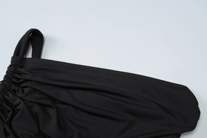 Détails de robe en dentelle noire avec tissu ajouré et rubans délicats en gros plan