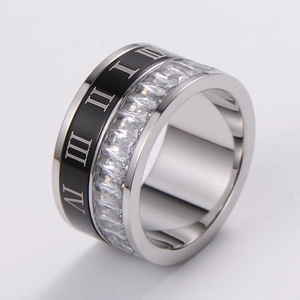 Dettaglio macro dell'anello con numeri romani in smalto nero e pietre di zircone bianco