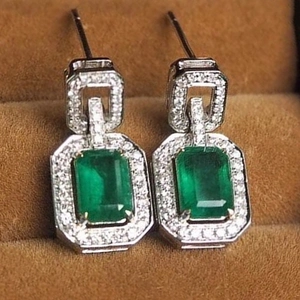 Orecchini classici con smeraldo taglio zircone verde e halo di diamanti su argento