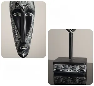 Detail van vintage Afrikaans maskerbeeld met handbeschilderde witte tribale patronen