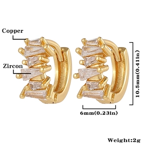 Detalle de pendientes de aro en cobre dorado con circonitas y medidas de 10,5 mm