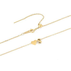 Collana dorata con ciondolo a cuore e lettera S su catena sottile regolabile